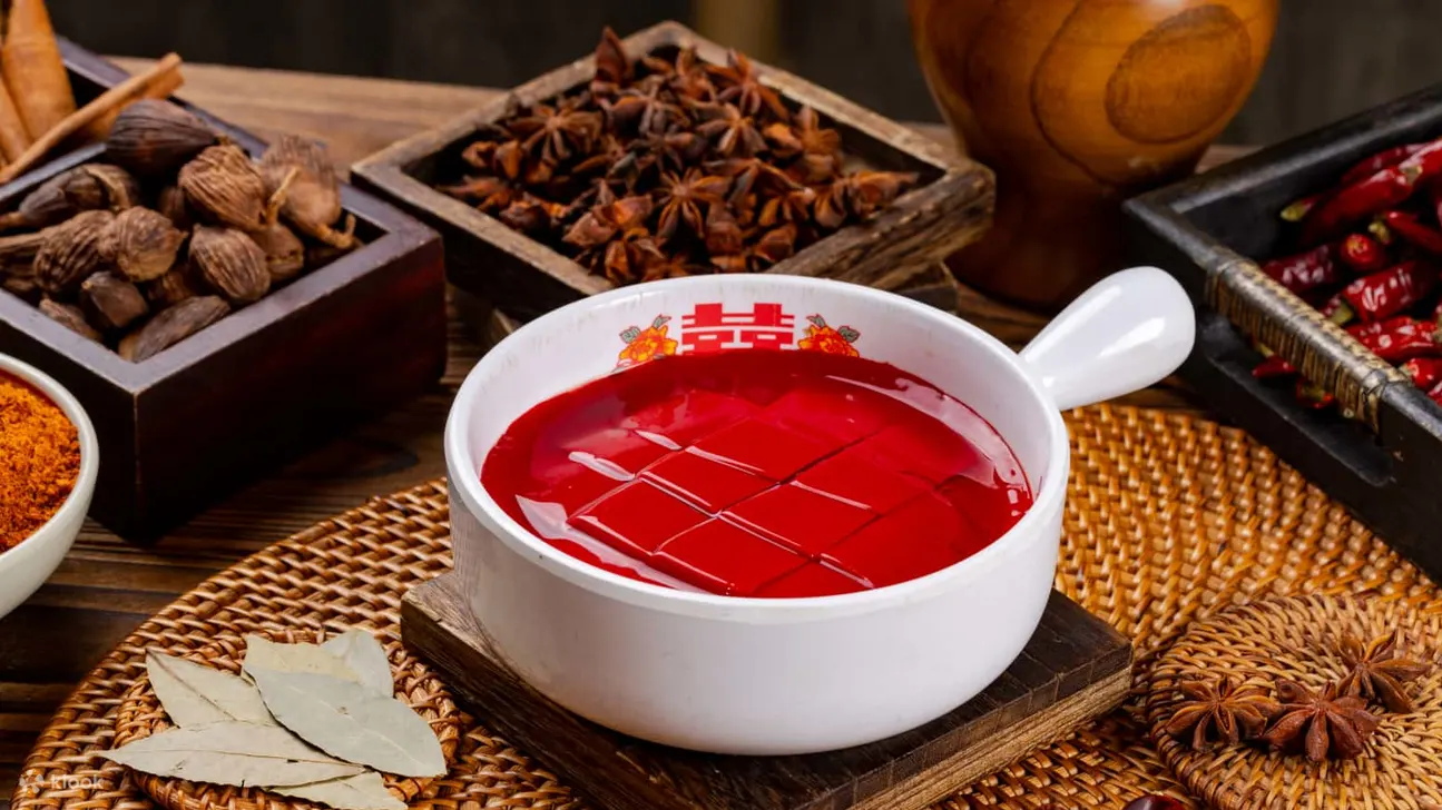 李扯拐老火锅 · 麻辣鲜香重庆魂 | 东郊记忆店